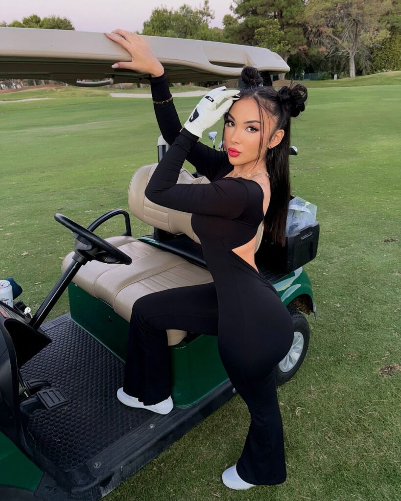 coiffure de golf avec un chignon de l'espace à moitié relevé