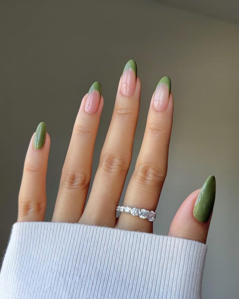 unhas de transição do verão para o outono em verde-azeitona