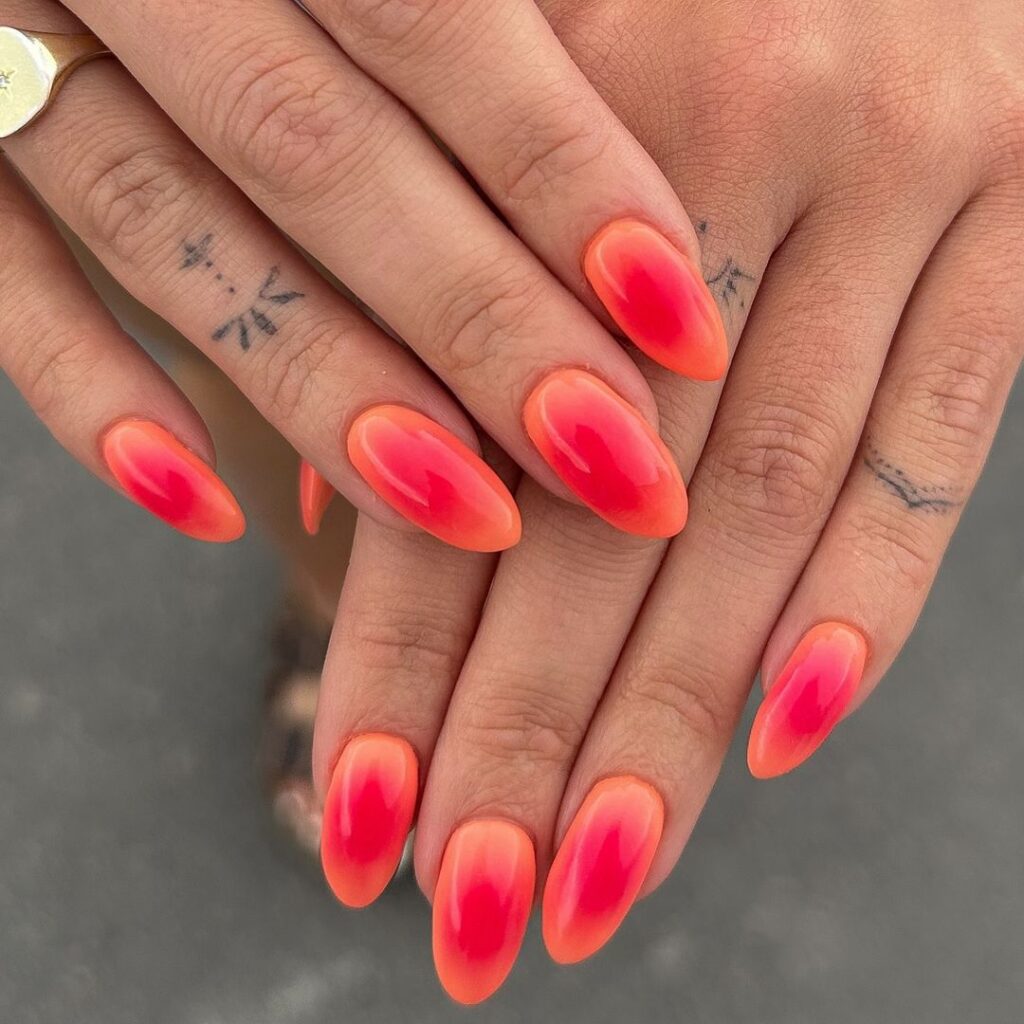 unhas de verão e outono em aura cor-de-rosa e laranja