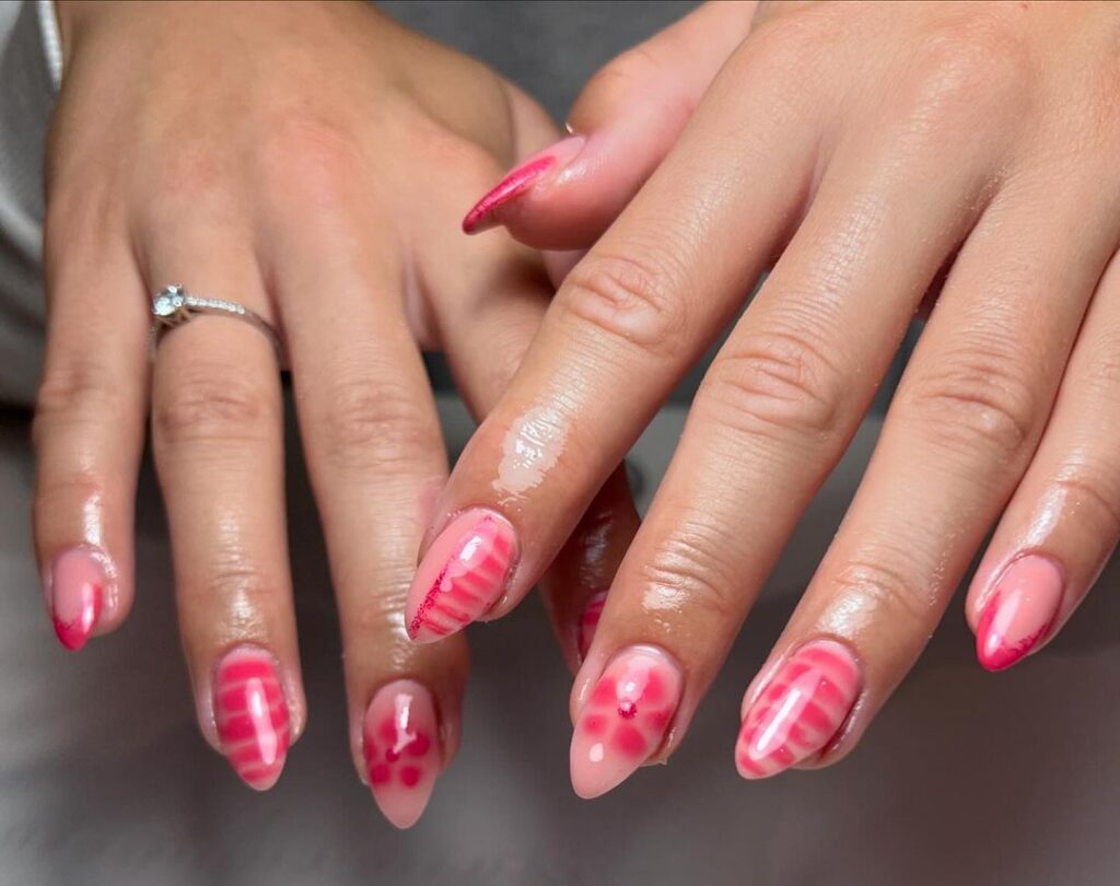 ongles de transition de l'été à l'automne en croc rose