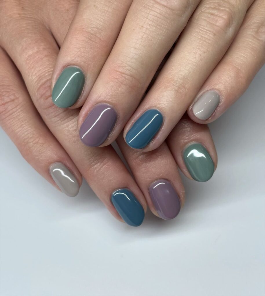 unhas simples multicoloridas de transição do verão para o outono