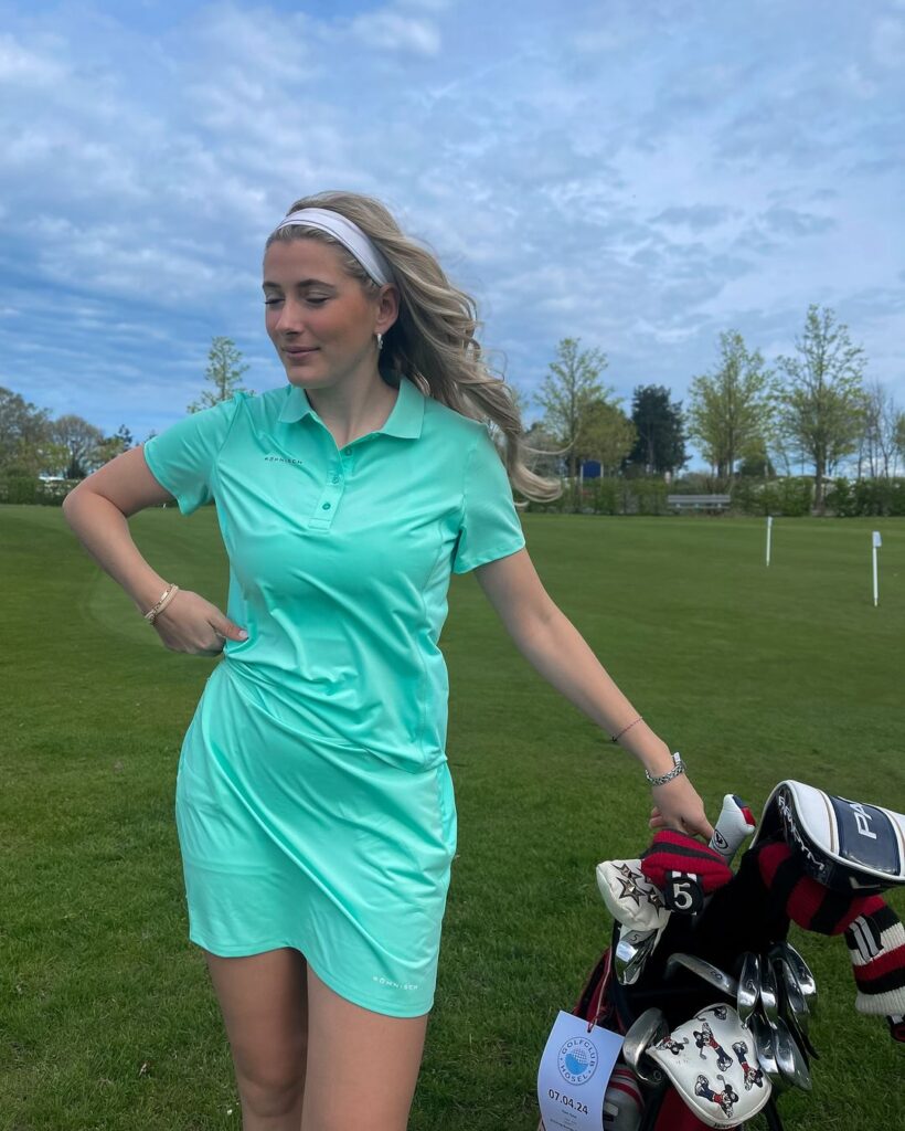 coiffure de golf ondulée avec bandeau