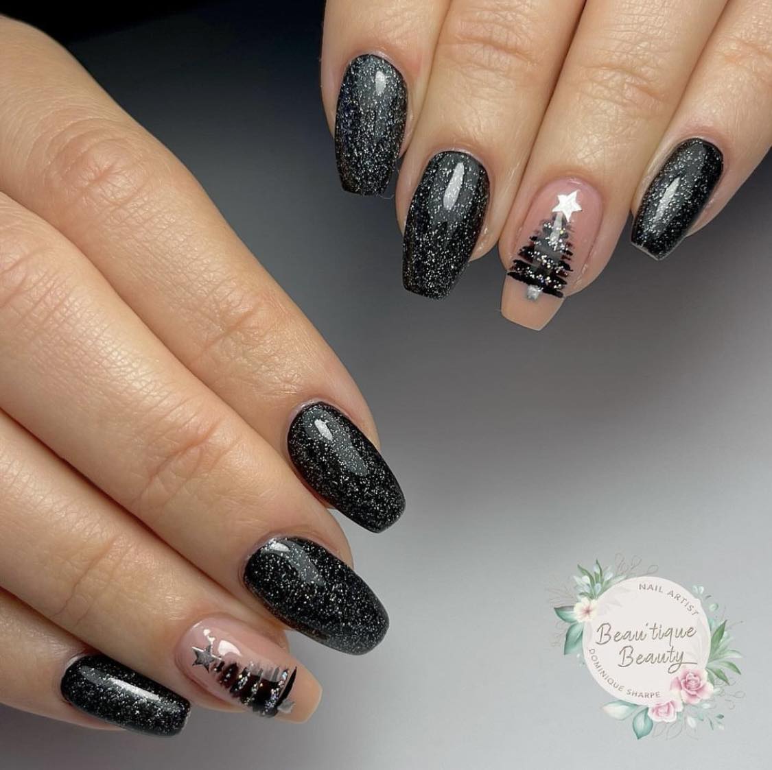 Ongles de Noël à paillettes noires