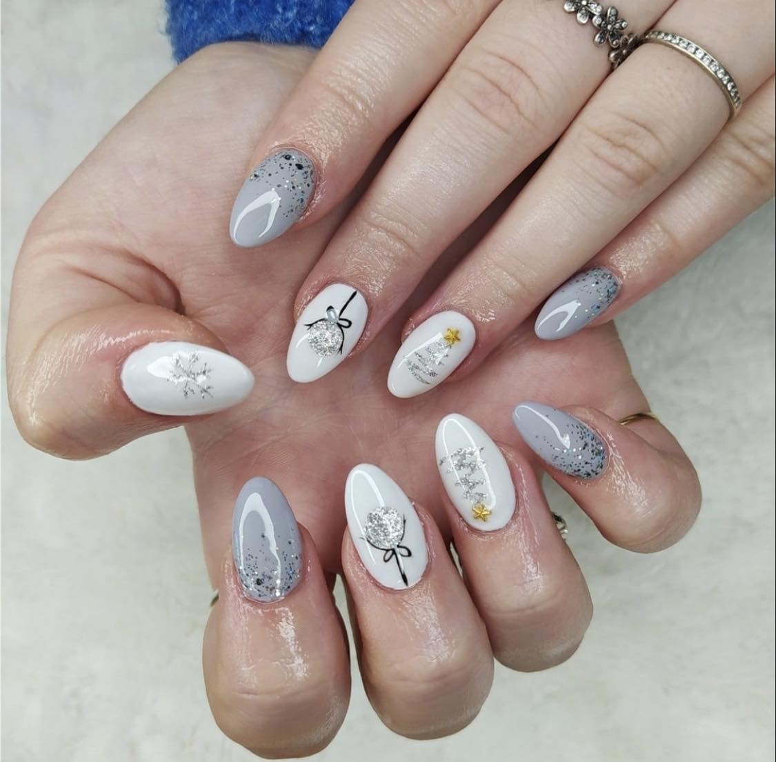 Ongles de Noël gris et blancs