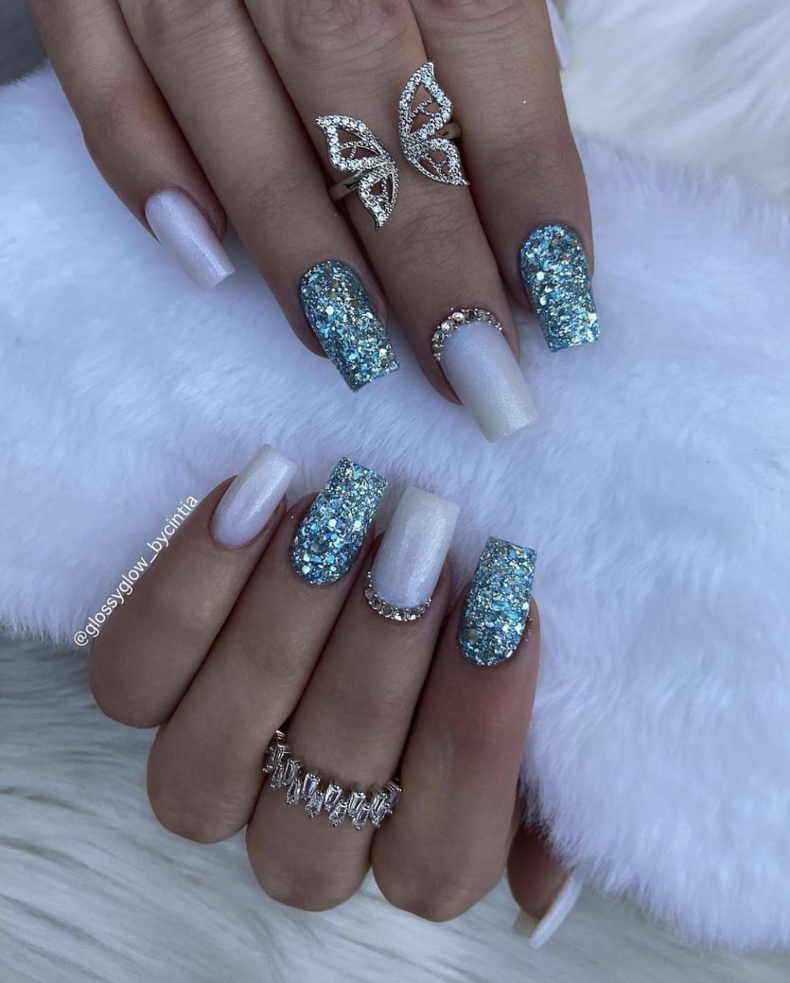 Ongles d'automne à paillettes vertes et blanches