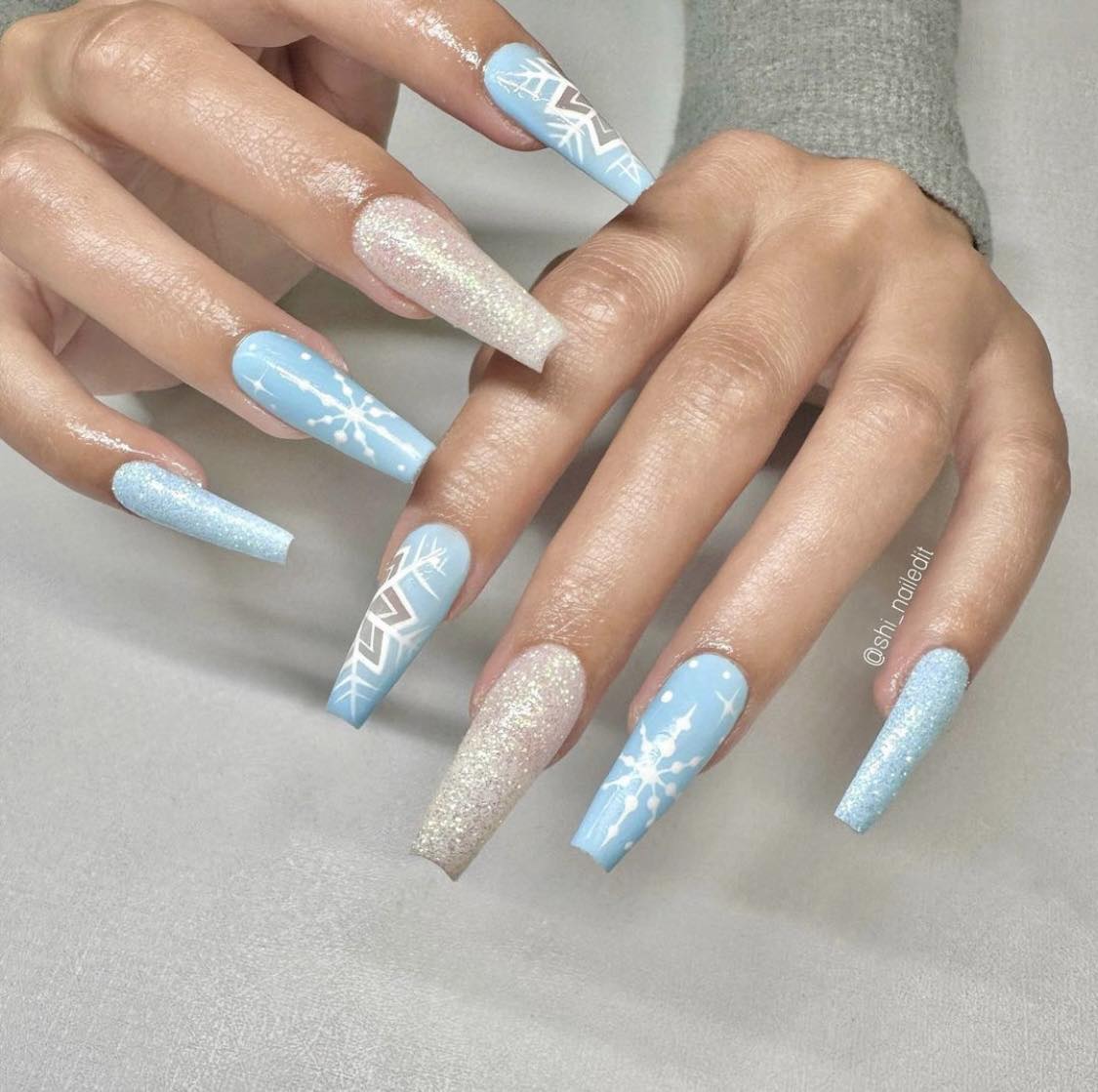 Ongles d'hiver bleu clair