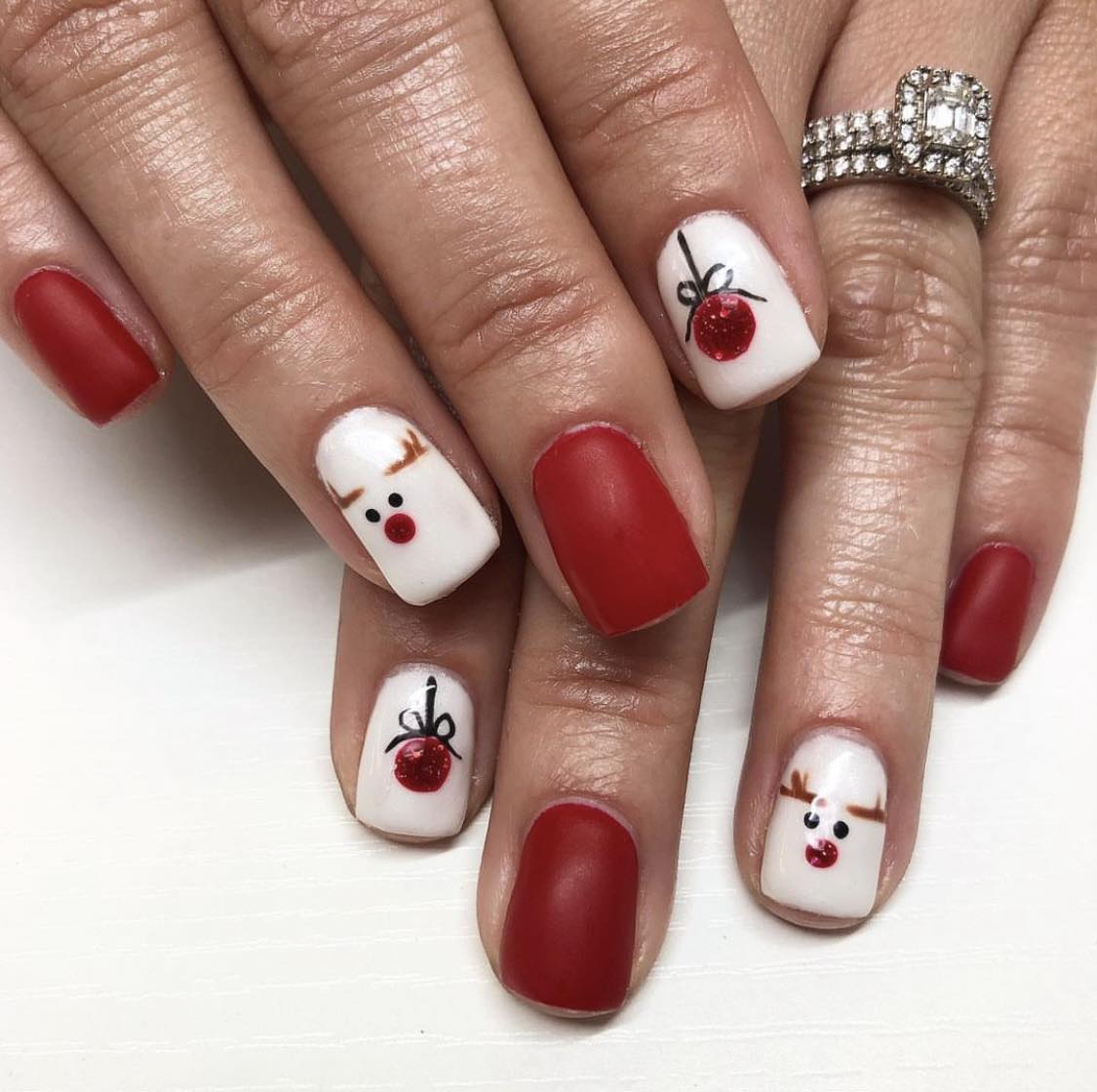 Ongles courts de Noël rouge mat et blanc