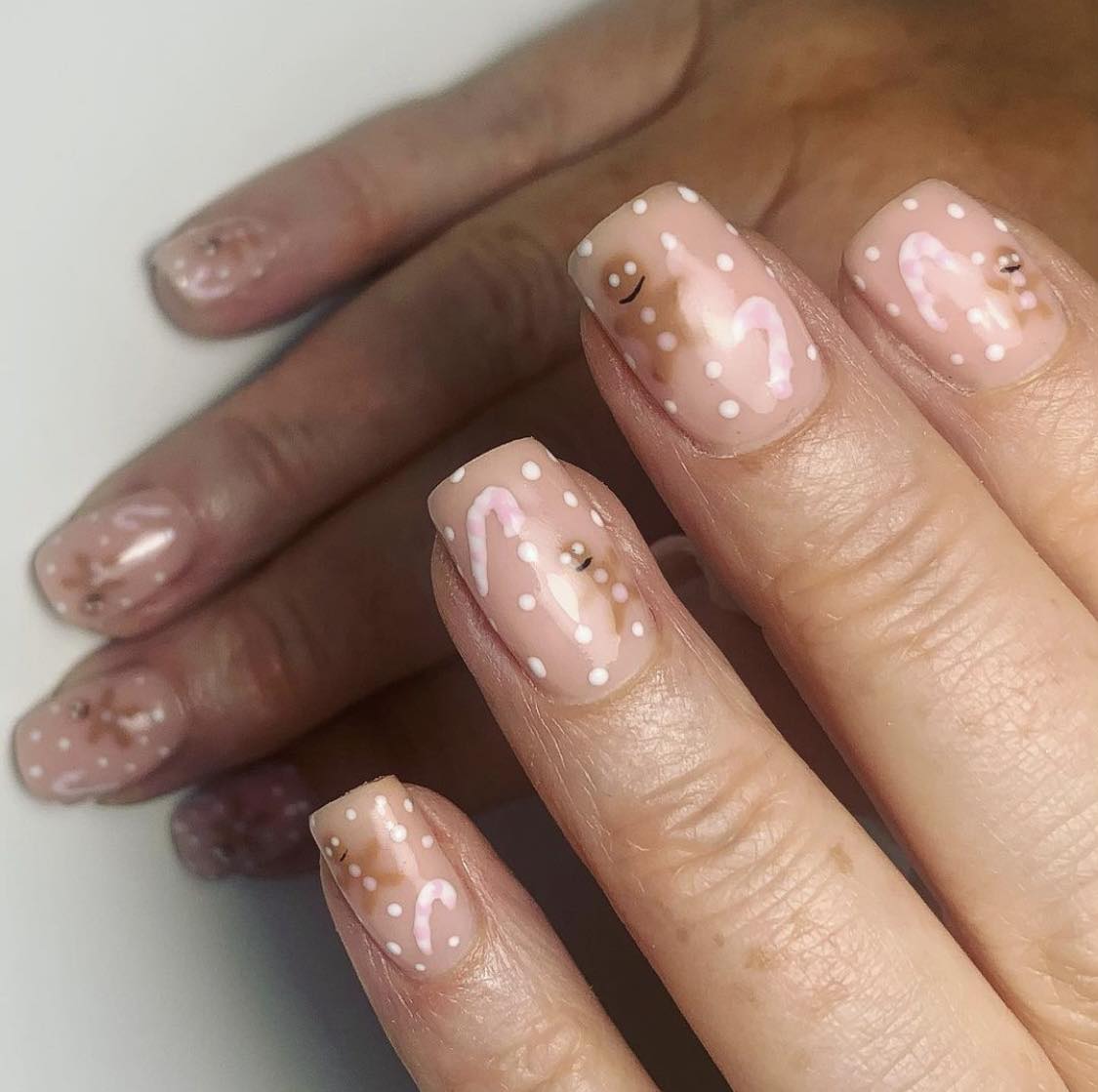 Ongles courts de Noël pour le bonhomme de pain d'épice