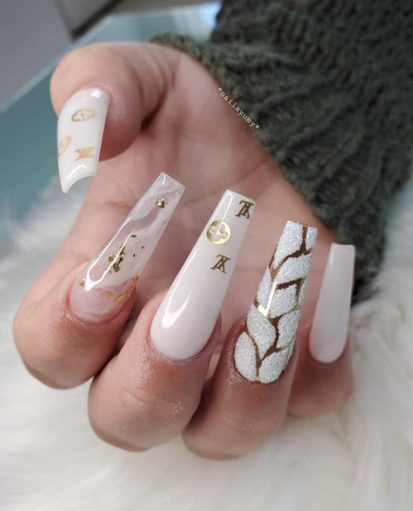 Uñas Louis Vuitton blancas y doradas