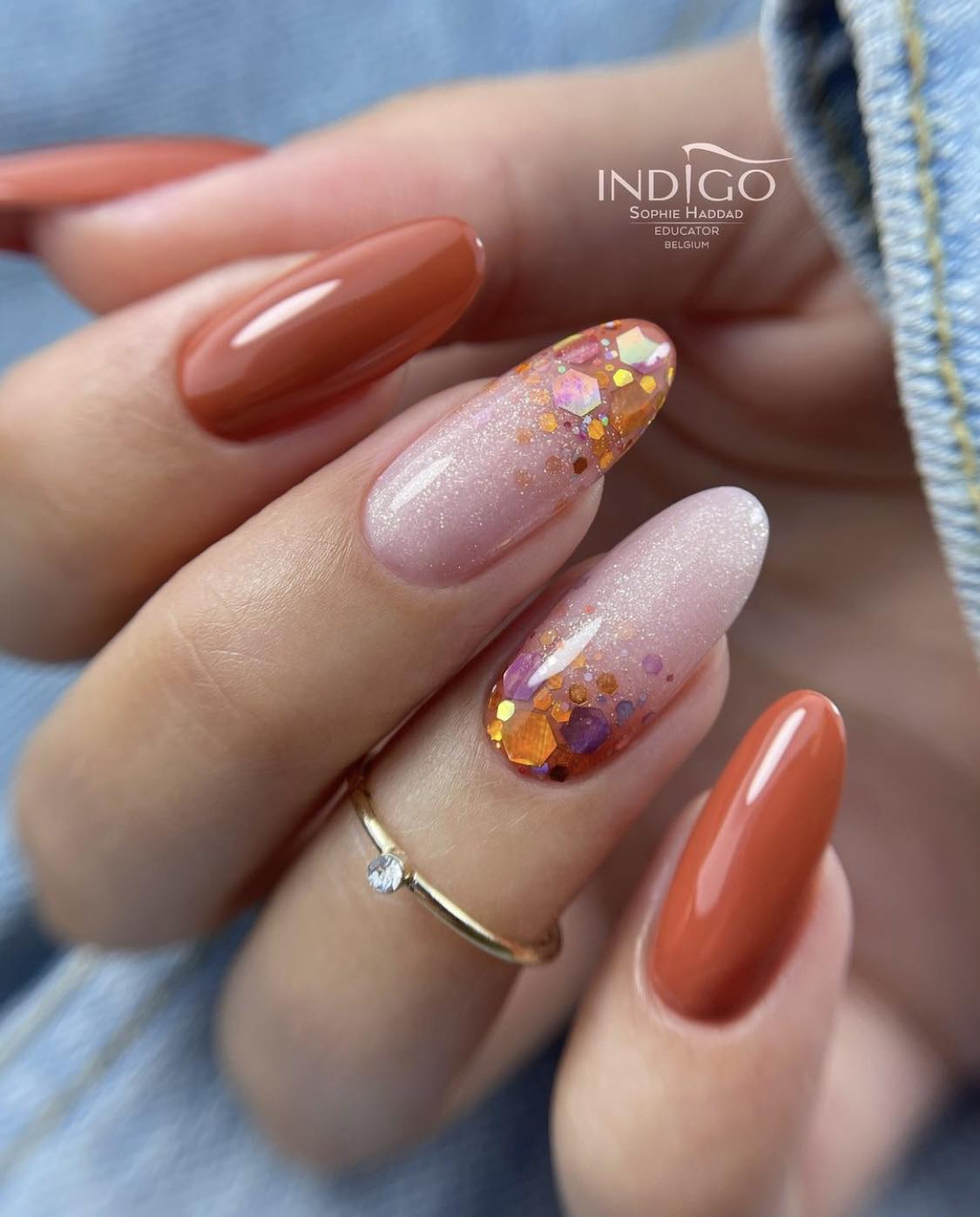 Unghie autunnali con glitter arancione