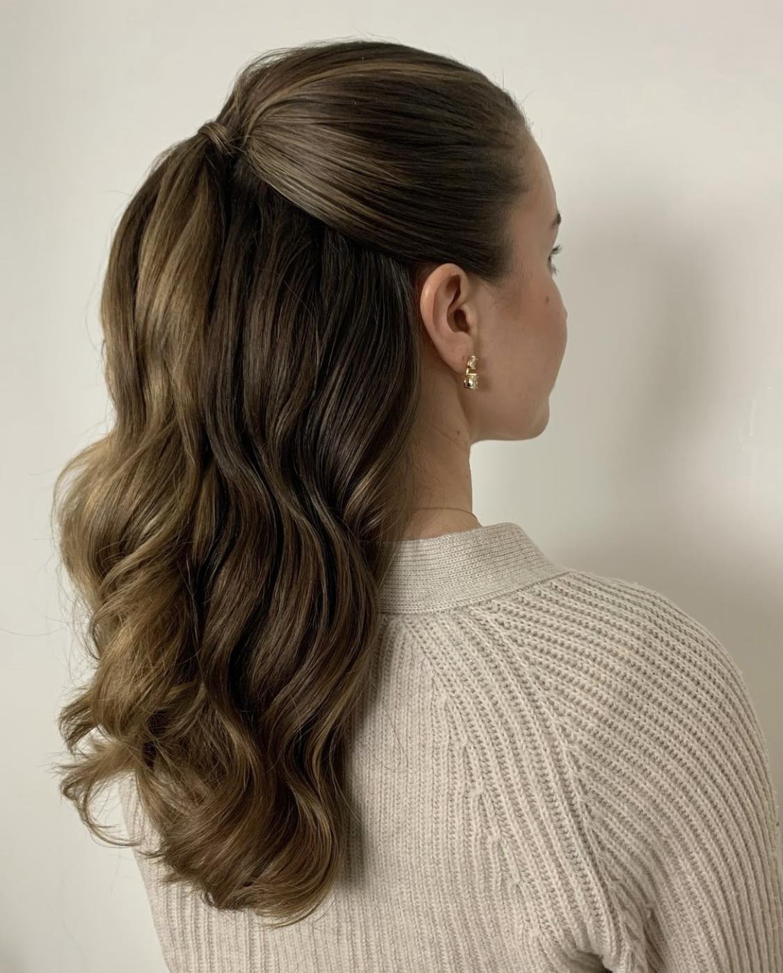 Coiffure simple mi-haute mi-basse