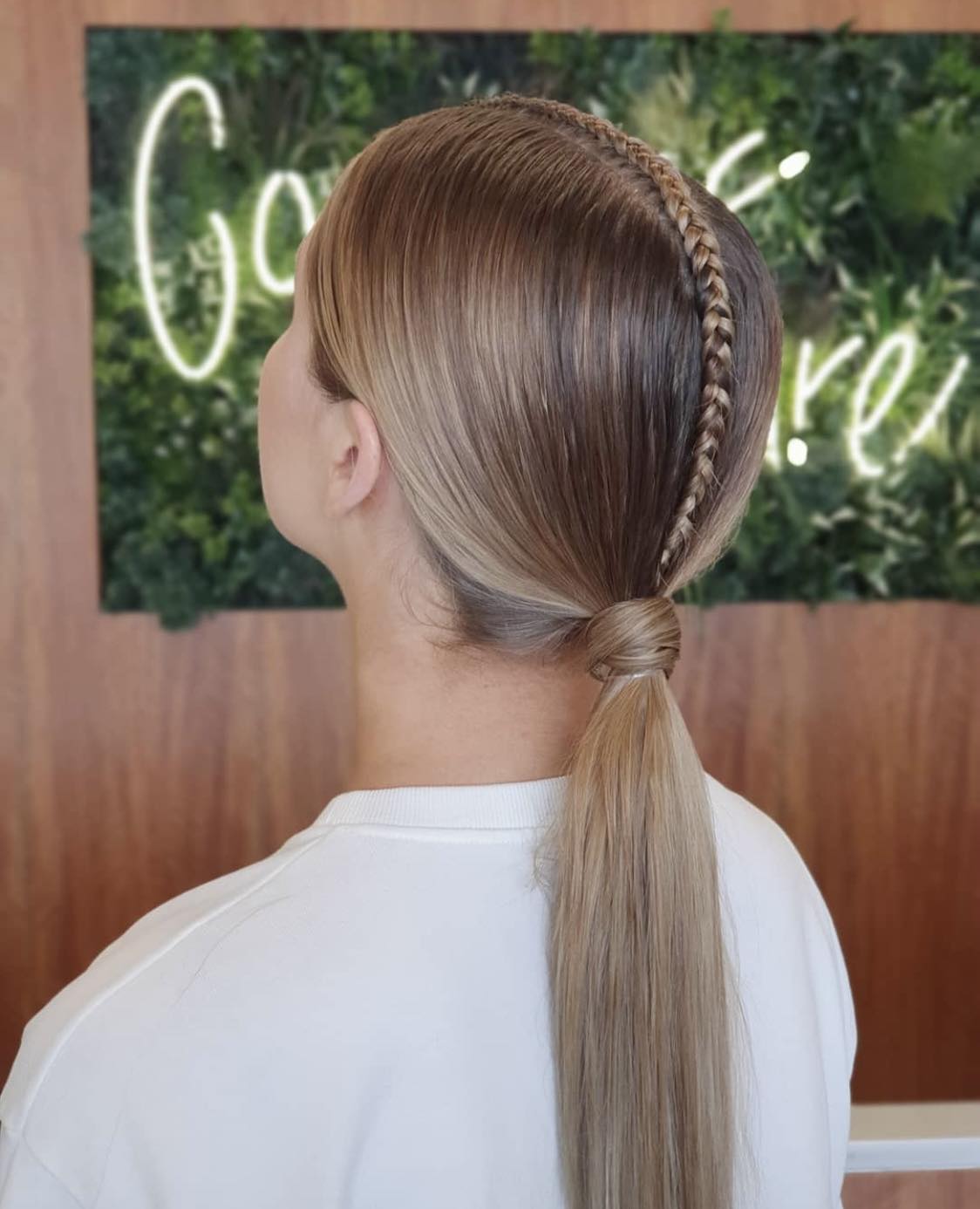 Elegante peinado de coleta con trenza en el cuero cabelludo