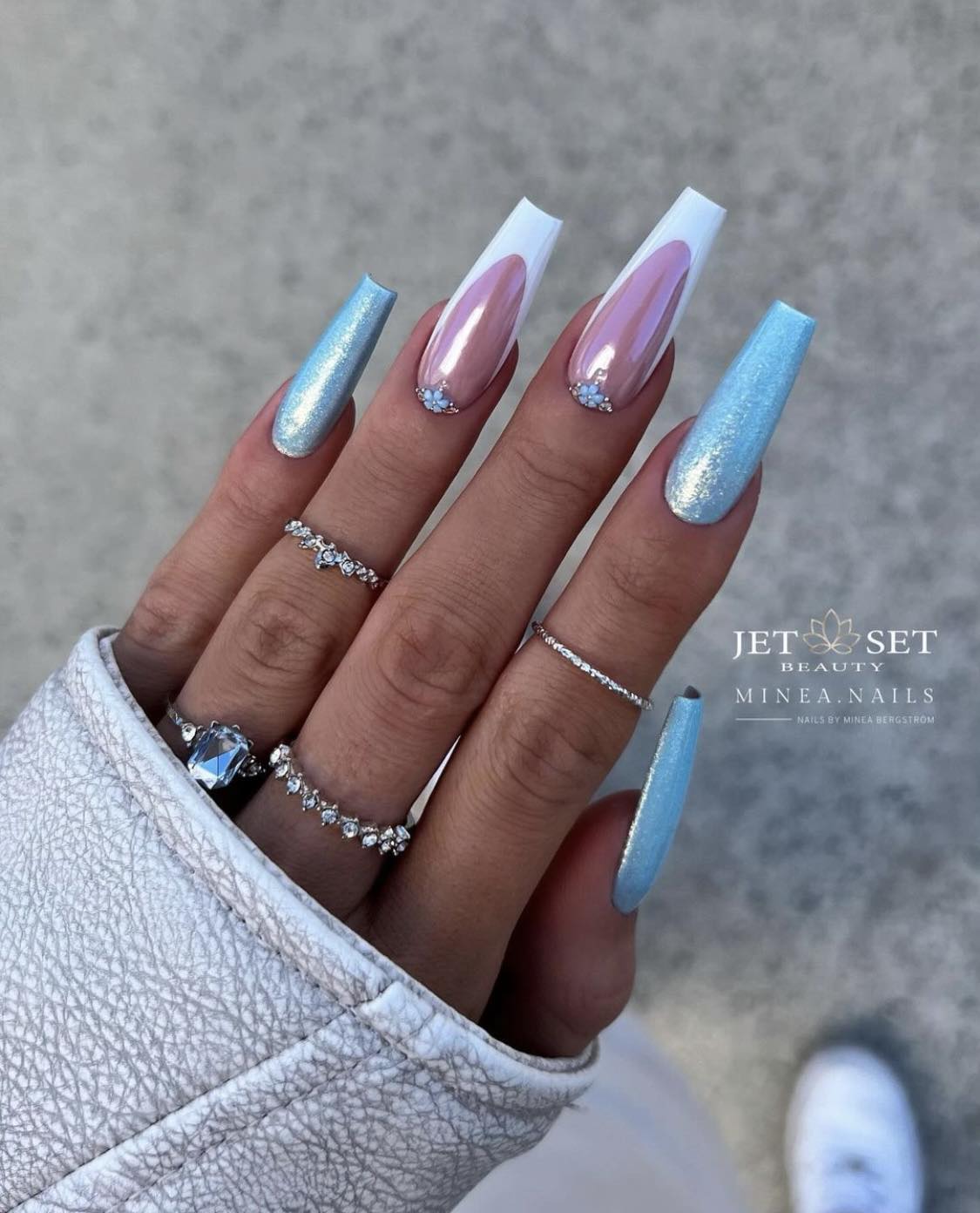 Ongles blancs et bleu clair