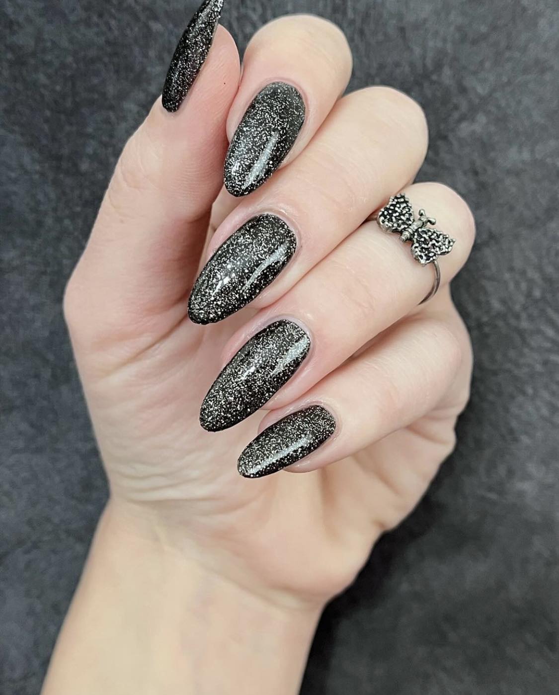 Ongles pailletés noir amande