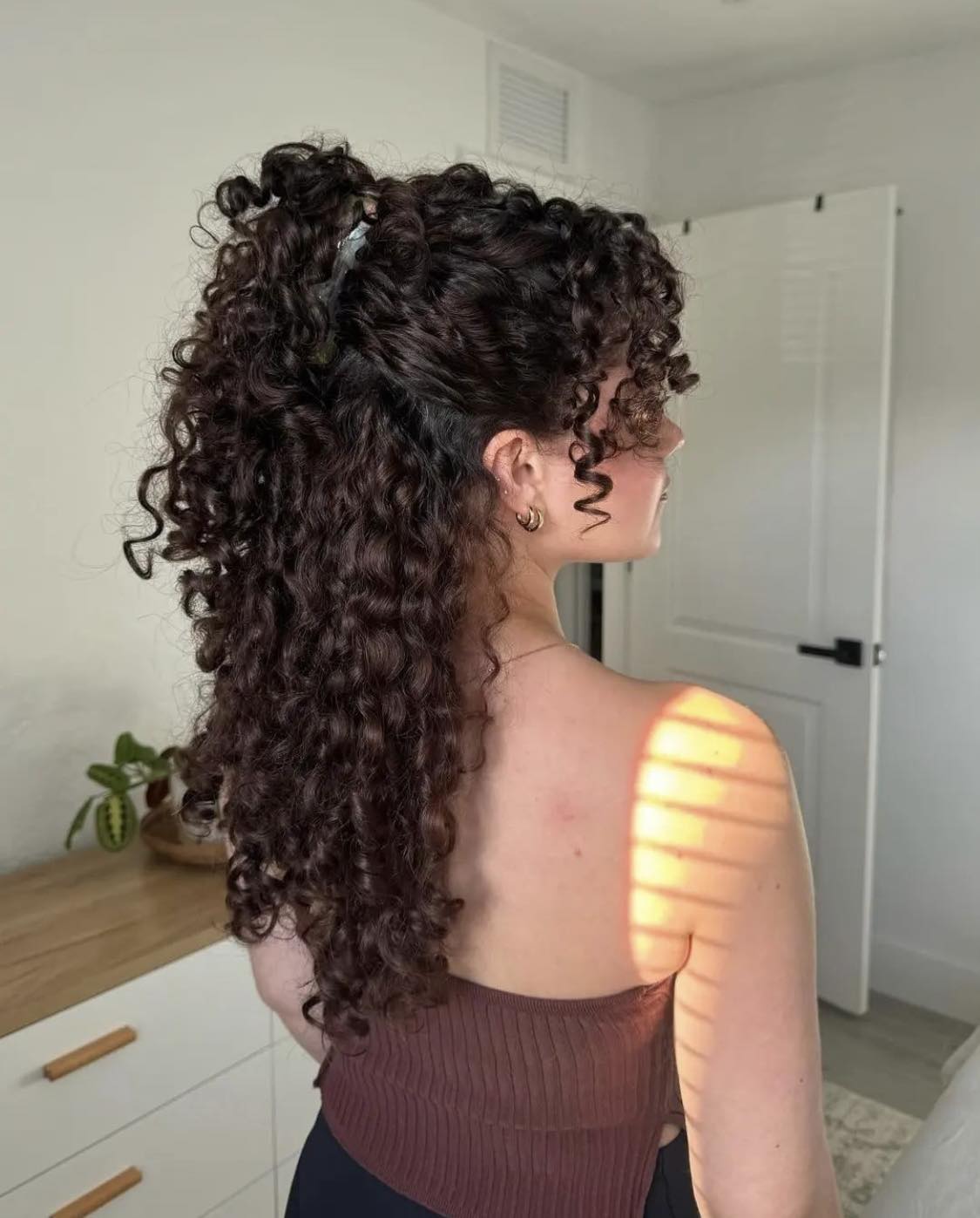 Cheveux bouclés mi-hauts mi-bas