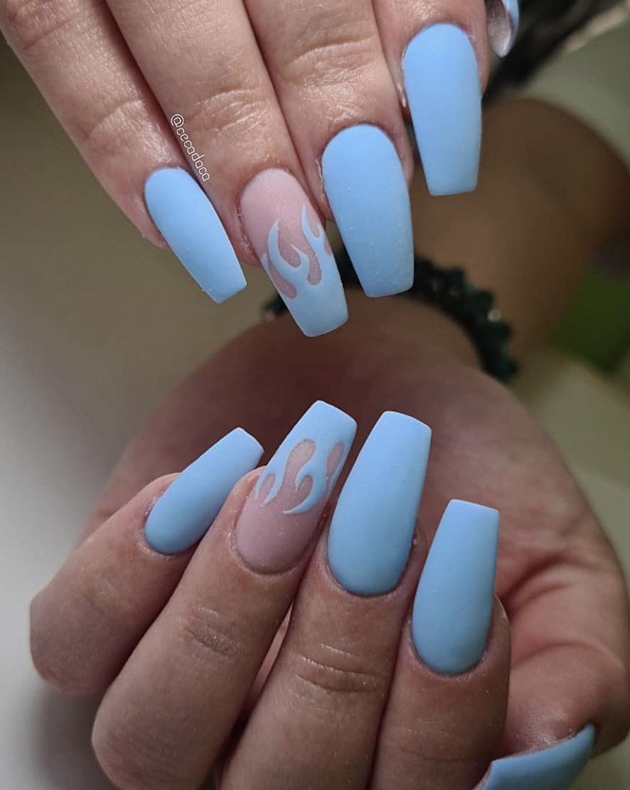 Ongles bleu clair mat