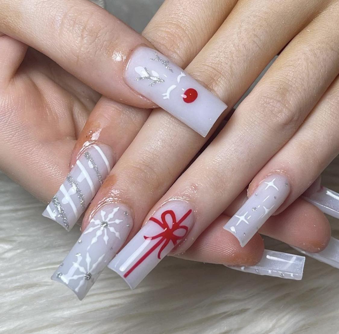 Uñas de Navidad blancas y lechosas