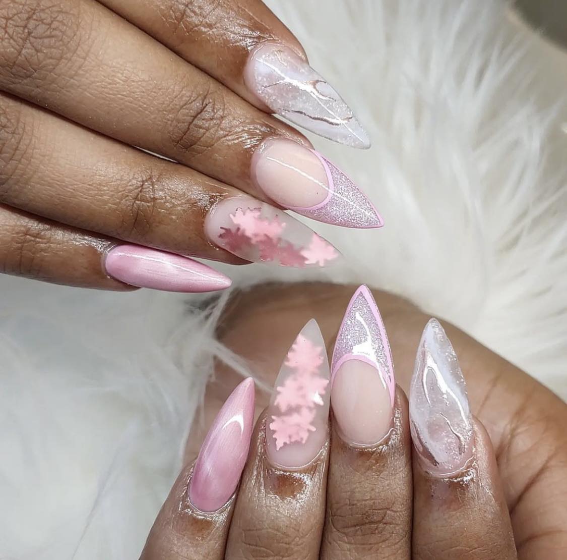 Unhas de outono cor-de-rosa e brancas com folhas