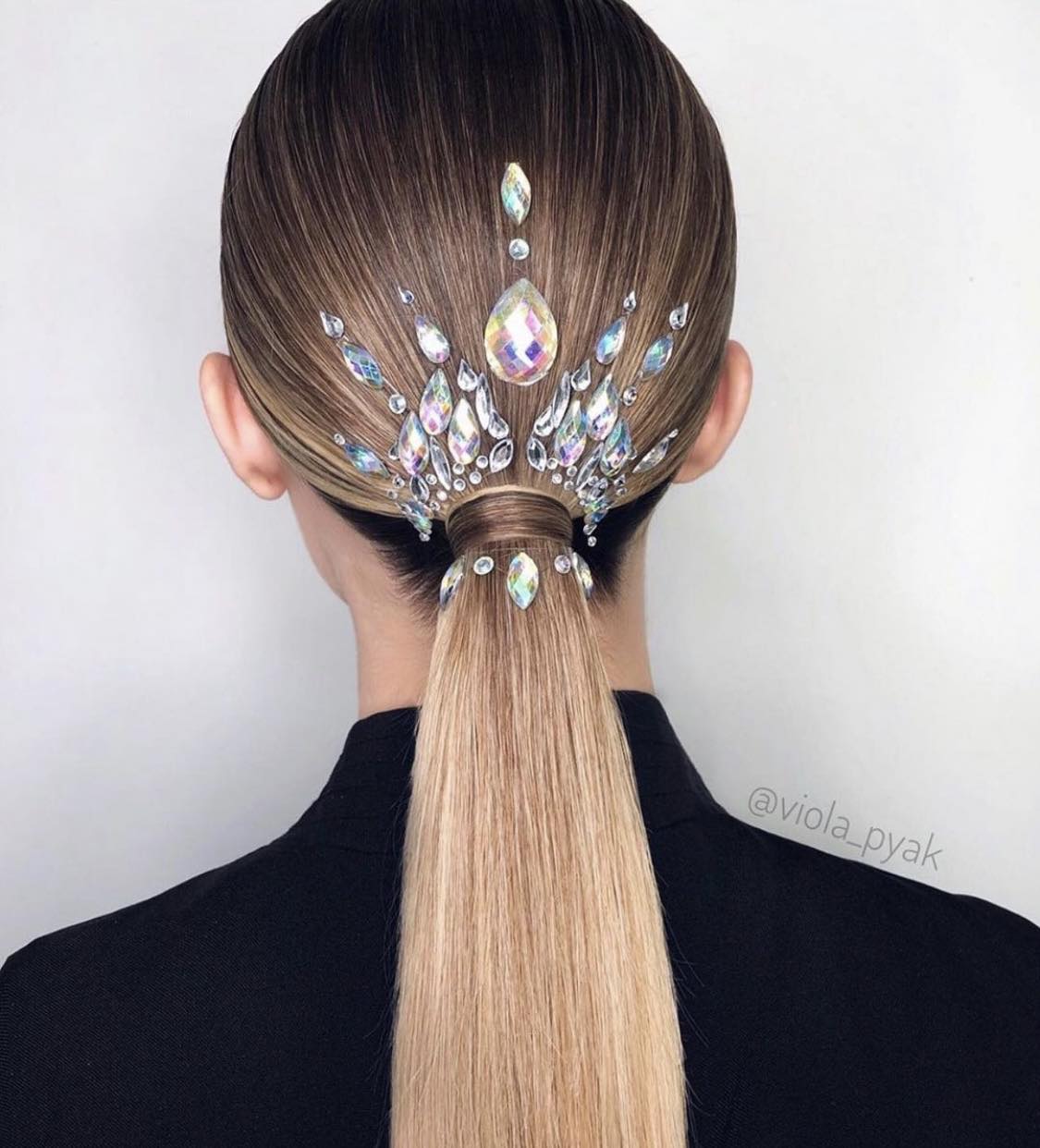 Penteado de rabo-de-cavalo elegante com brilhantes