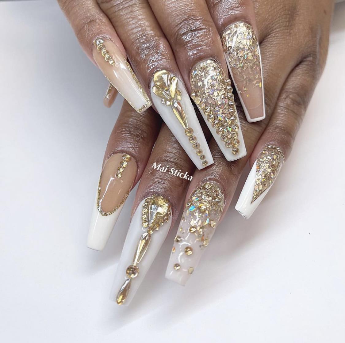 Unhas brancas e douradas com strass