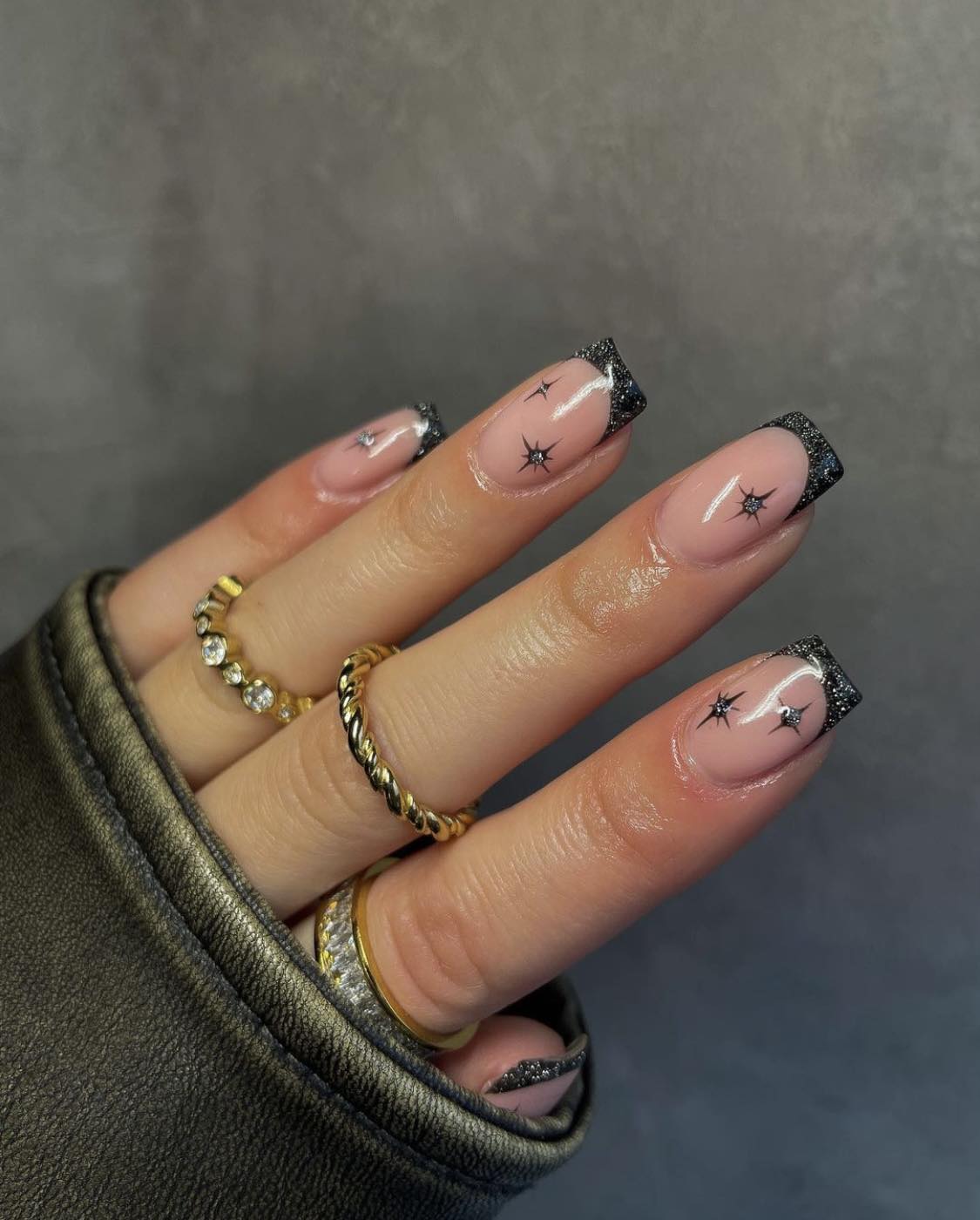 Paillettes françaises noires et ongles étoilés