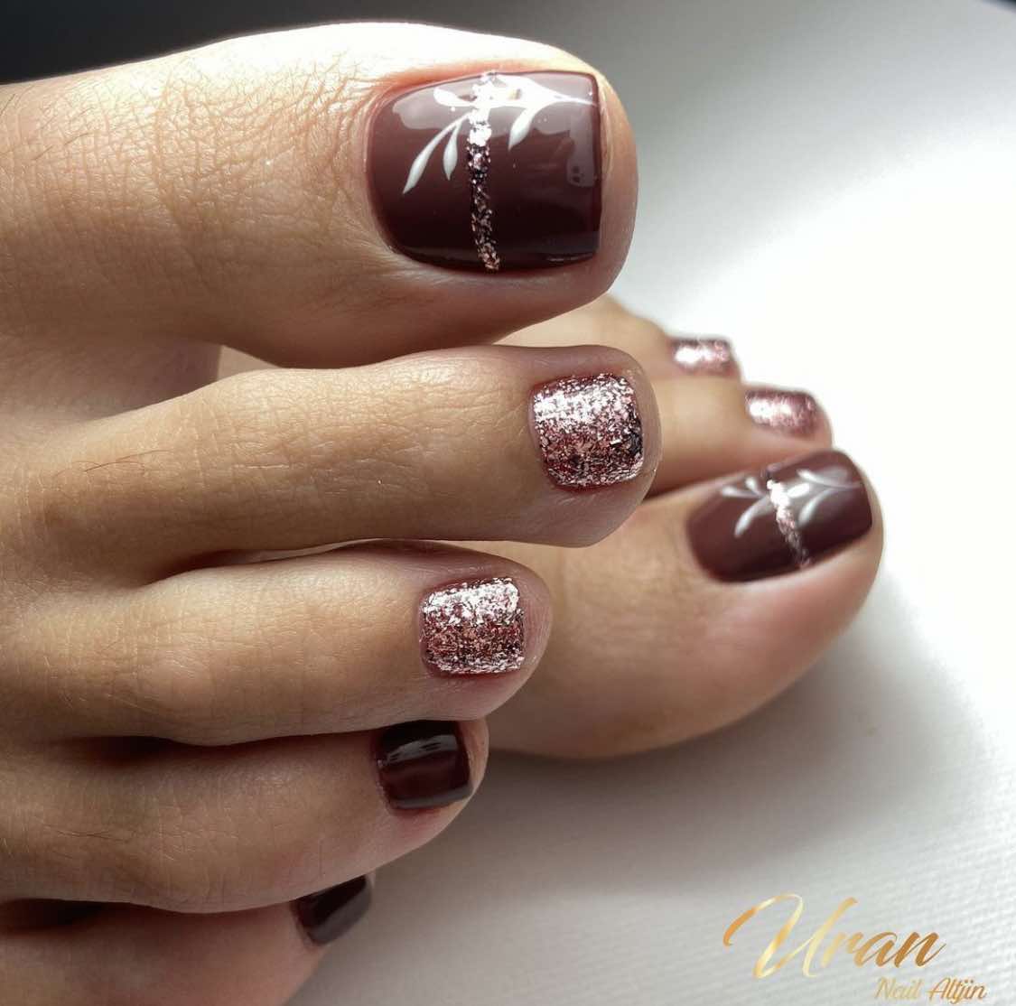 Uñas de los pies marrones con purpurina oro rosa