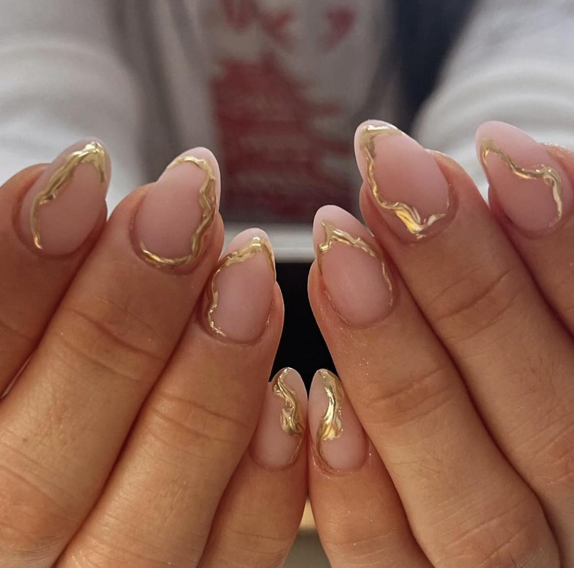 Unhas Nude e Douradas