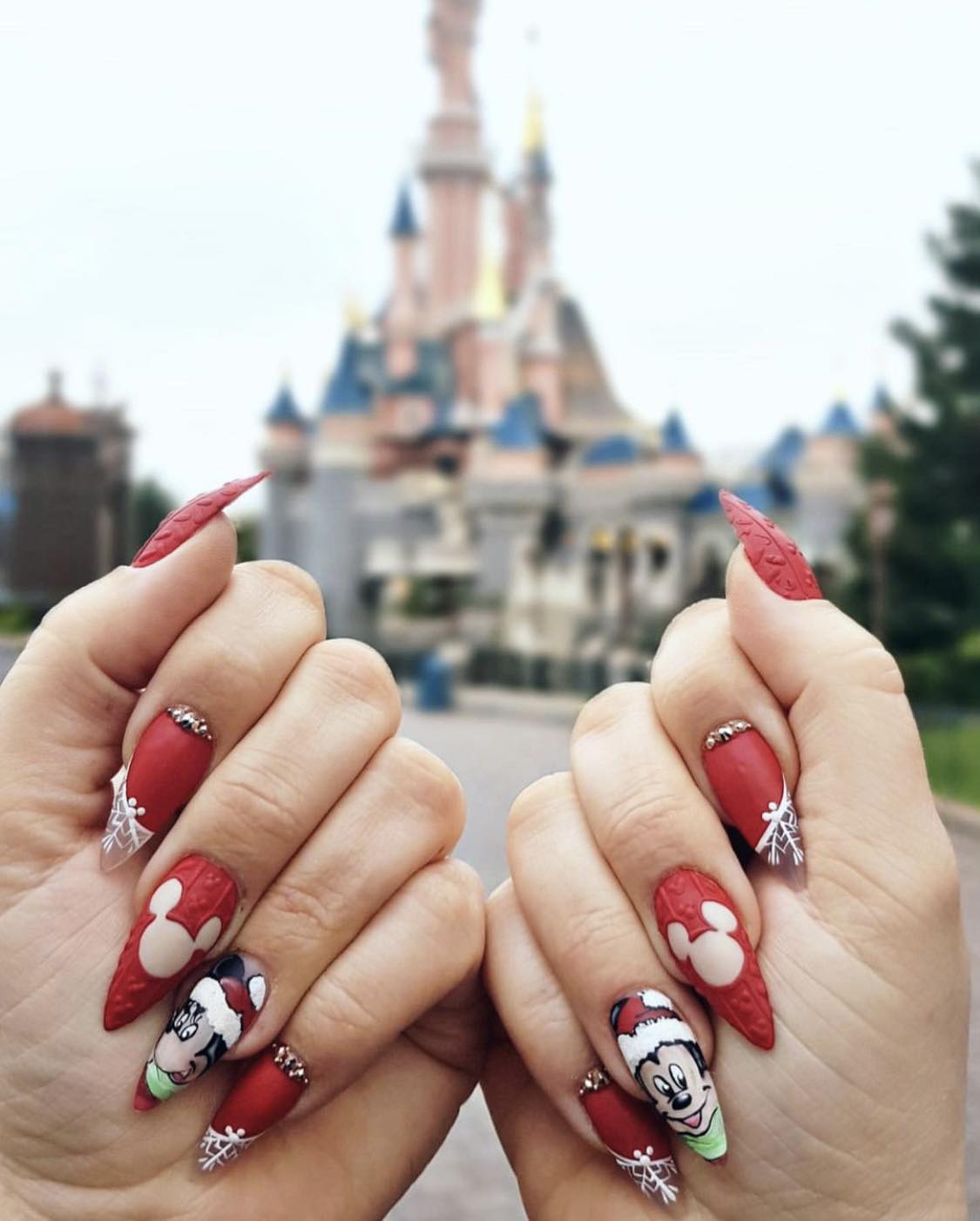 Ongles rouges de Noël Disney