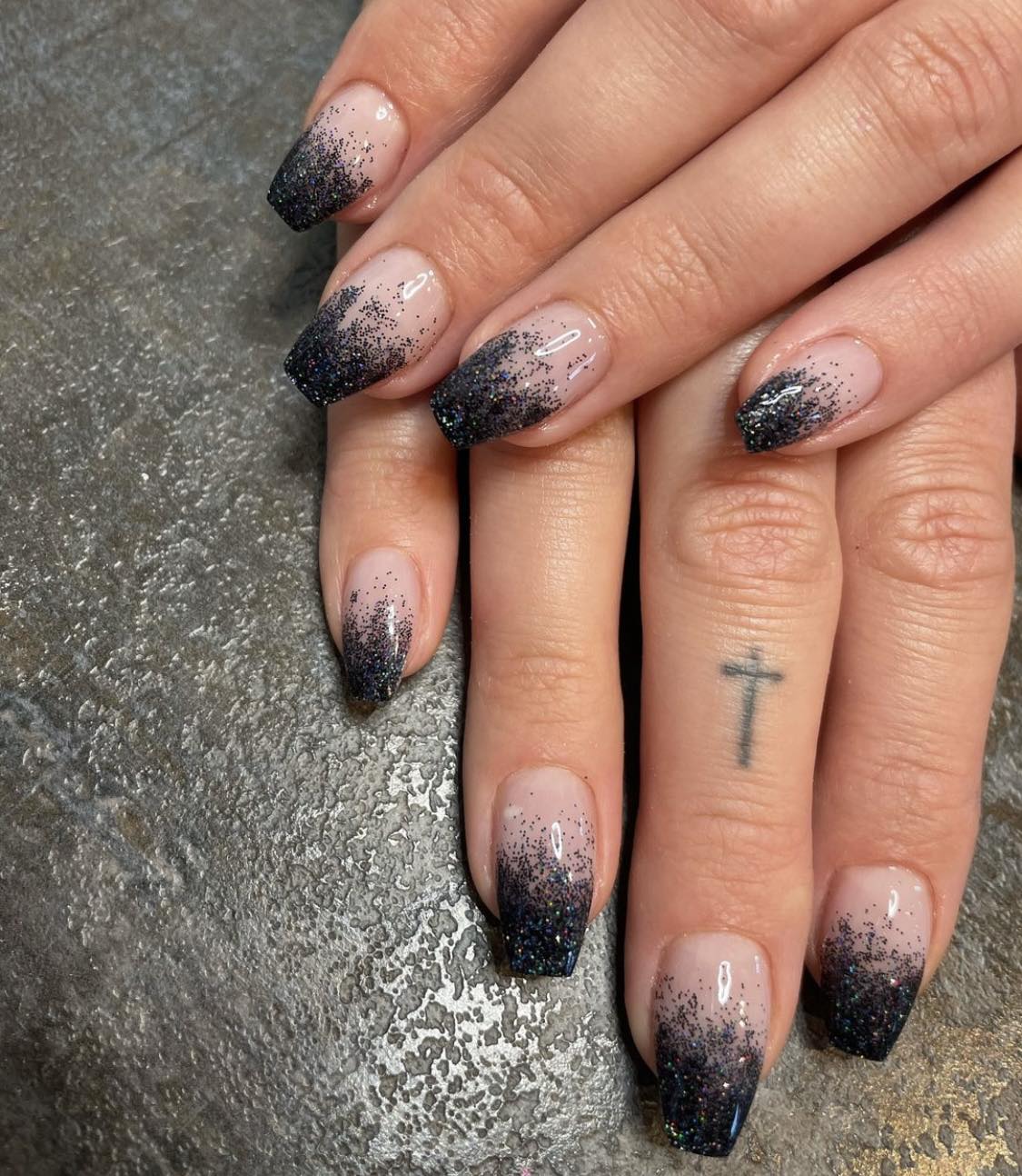 Ongles ombrés à paillettes noires