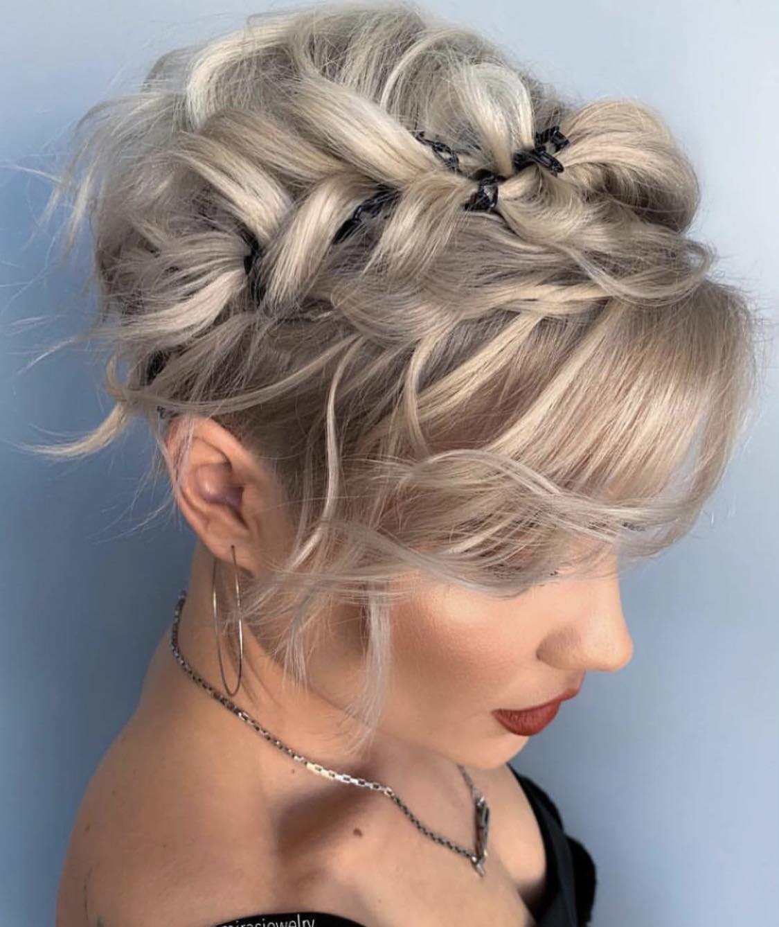 Penteado Hoco com Trança Coroa Desarrumada Para Cabelo Curto