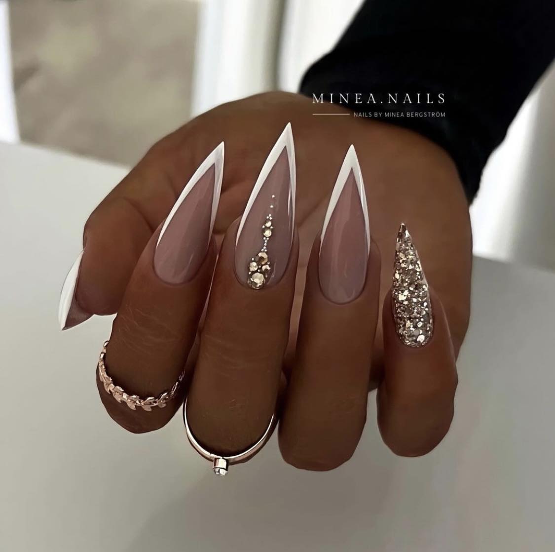 Unhas Stiletto brancas e douradas