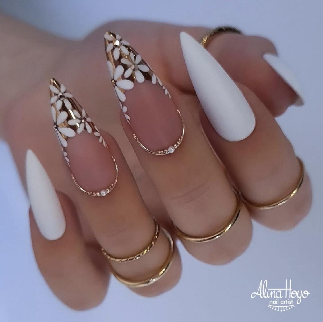 Ongles floraux blanc et or