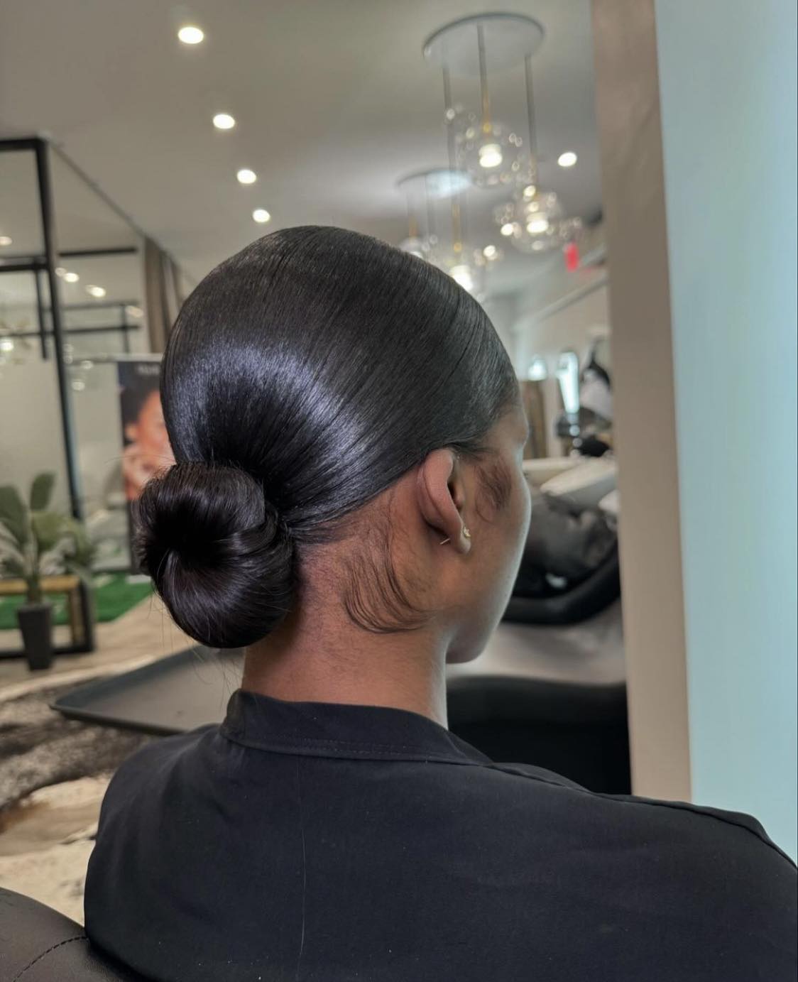 Chignon ballerine bas et coiffure lissée vers l'arrière