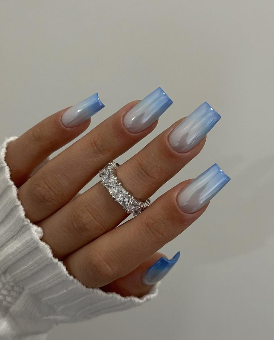 Ongles d'automne bleus et blancs ombrés