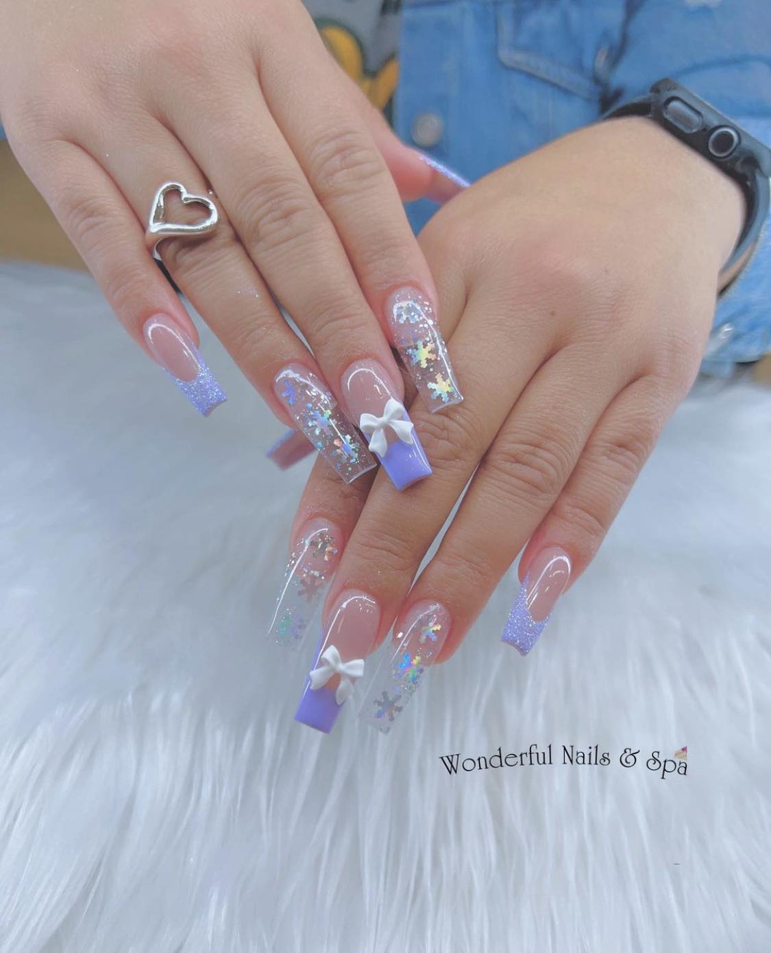 Ongles d'hiver violets avec nœud