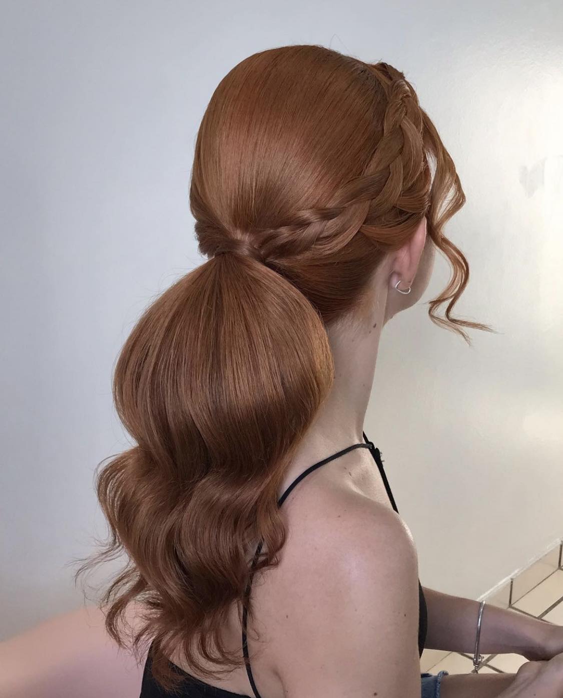 Penteado de rabo-de-cavalo elegante com trança lateral