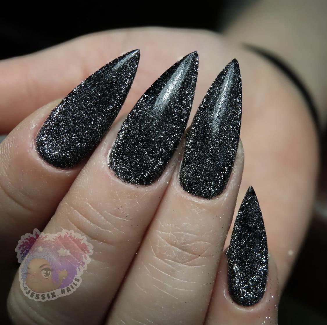 Ongles stiletto à paillettes noires