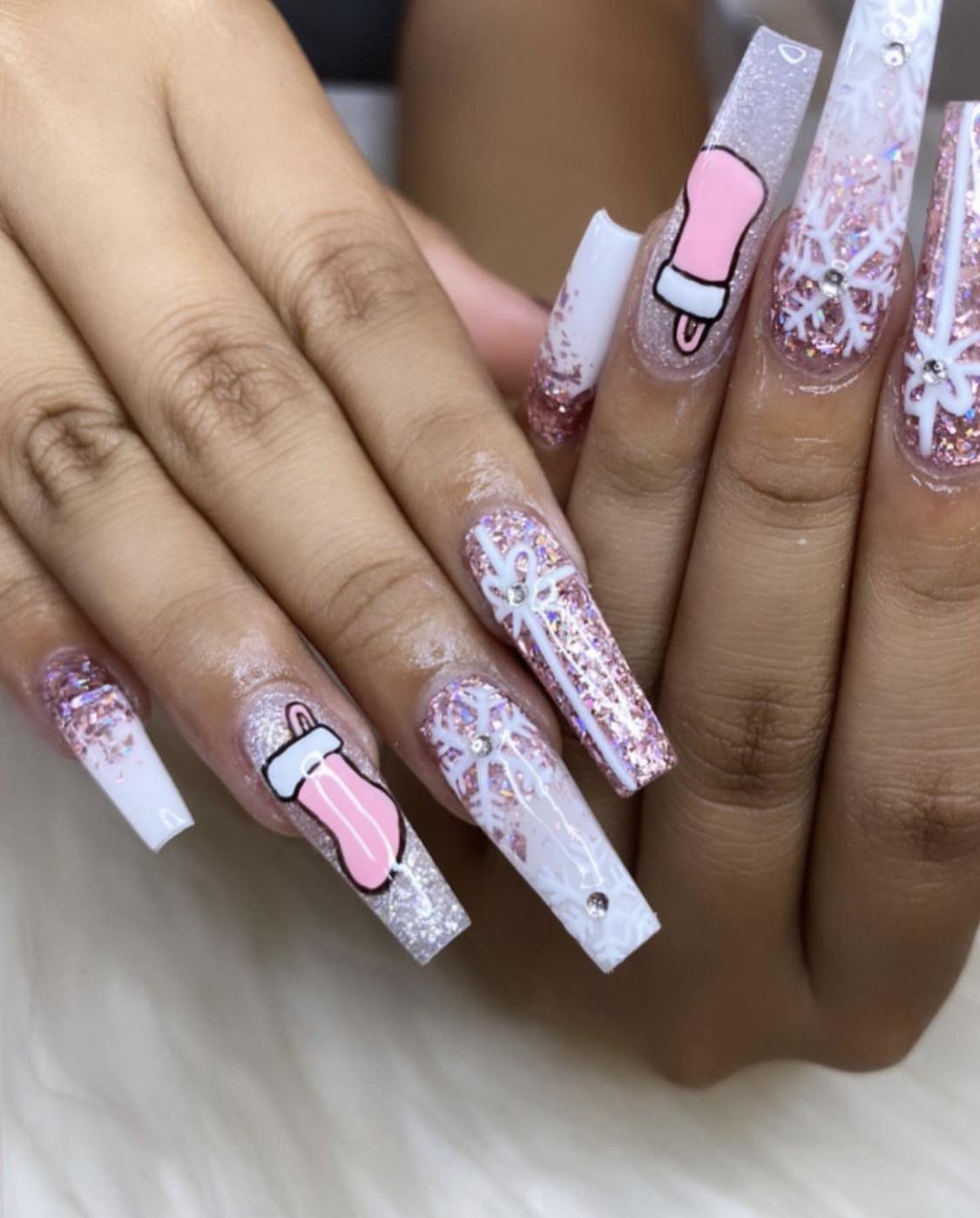 Unhas de Natal cor-de-rosa e brancas