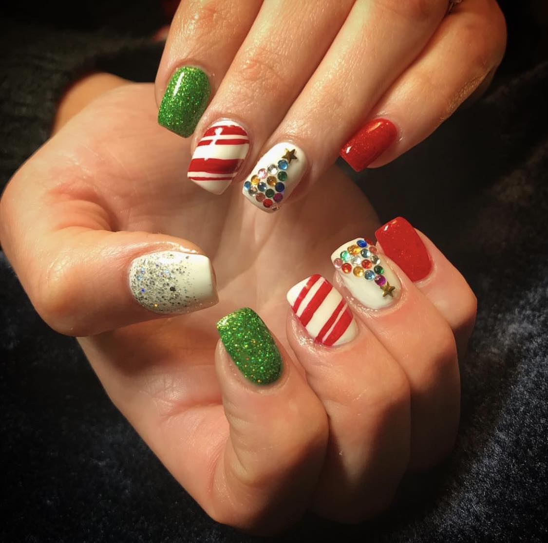 Ongles courts de Noël avec strass