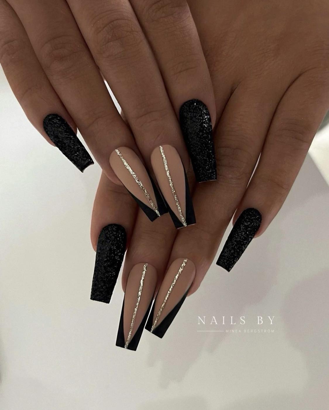 Ongles ballerines nude et paillettes noires