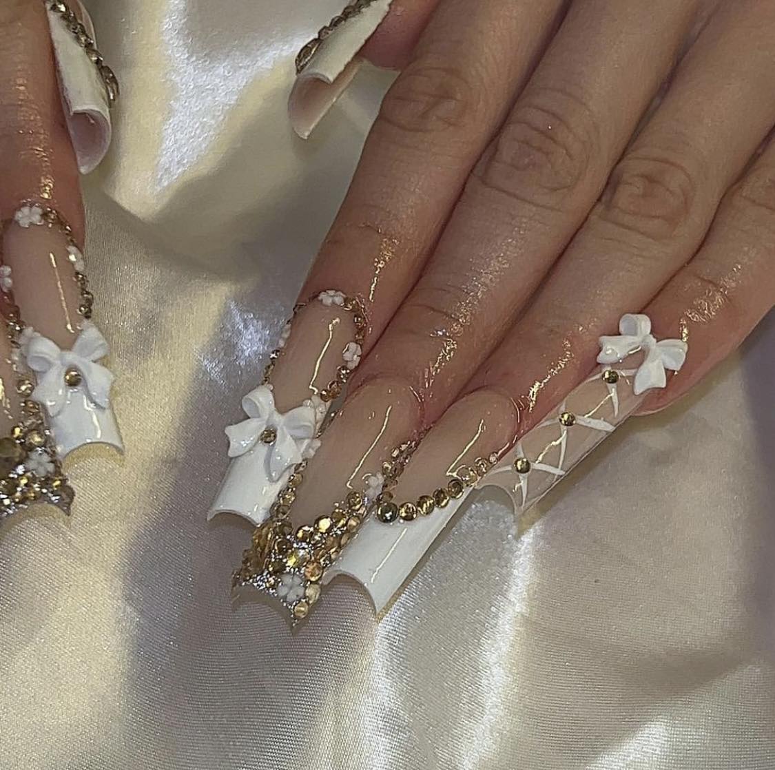 Unhas compridas de pato branco e dourado