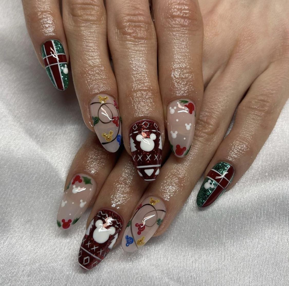 Ongles de Noël Disney nude et bourgogne