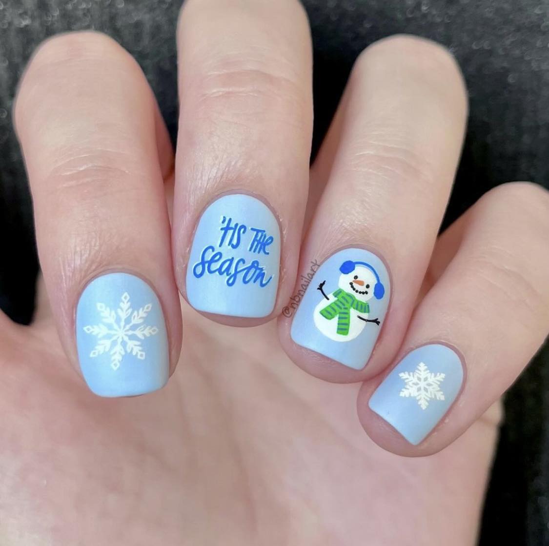 Ongles de Noël courts et bleus avec bonhomme de neige