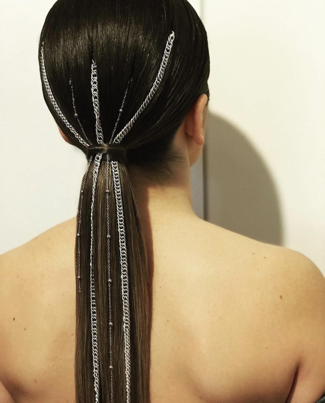 Penteado de rabo-de-cavalo elegante com correntes