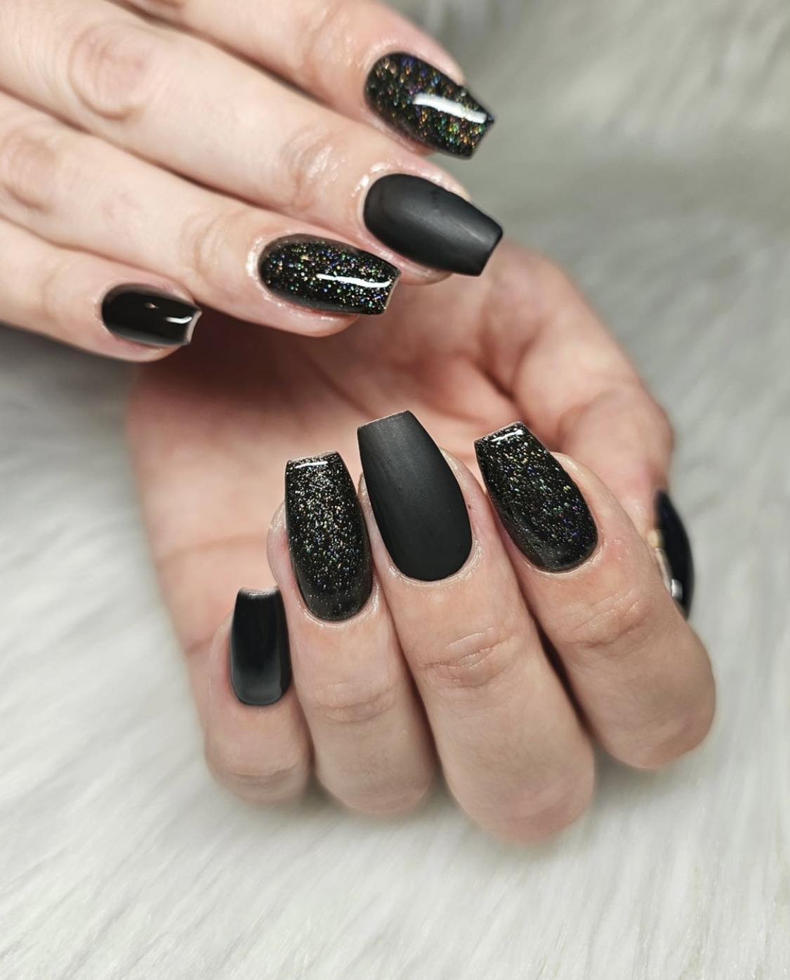 Ongles noirs mats et pailletés