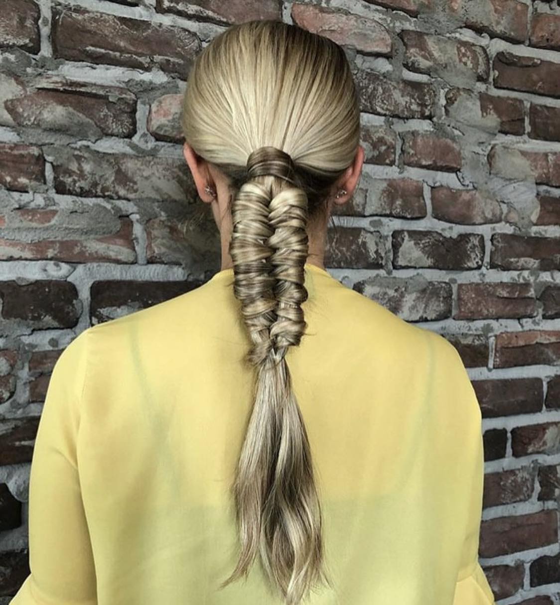 Penteado com rabo-de-cavalo elegante e meio rabo-de-peixe