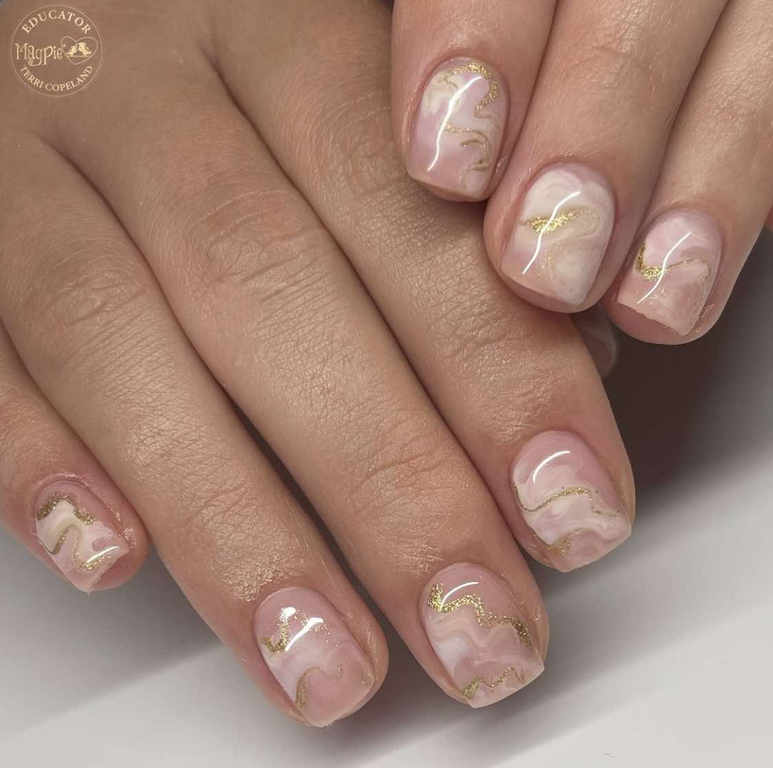 Uñas de mármol nude de otoño