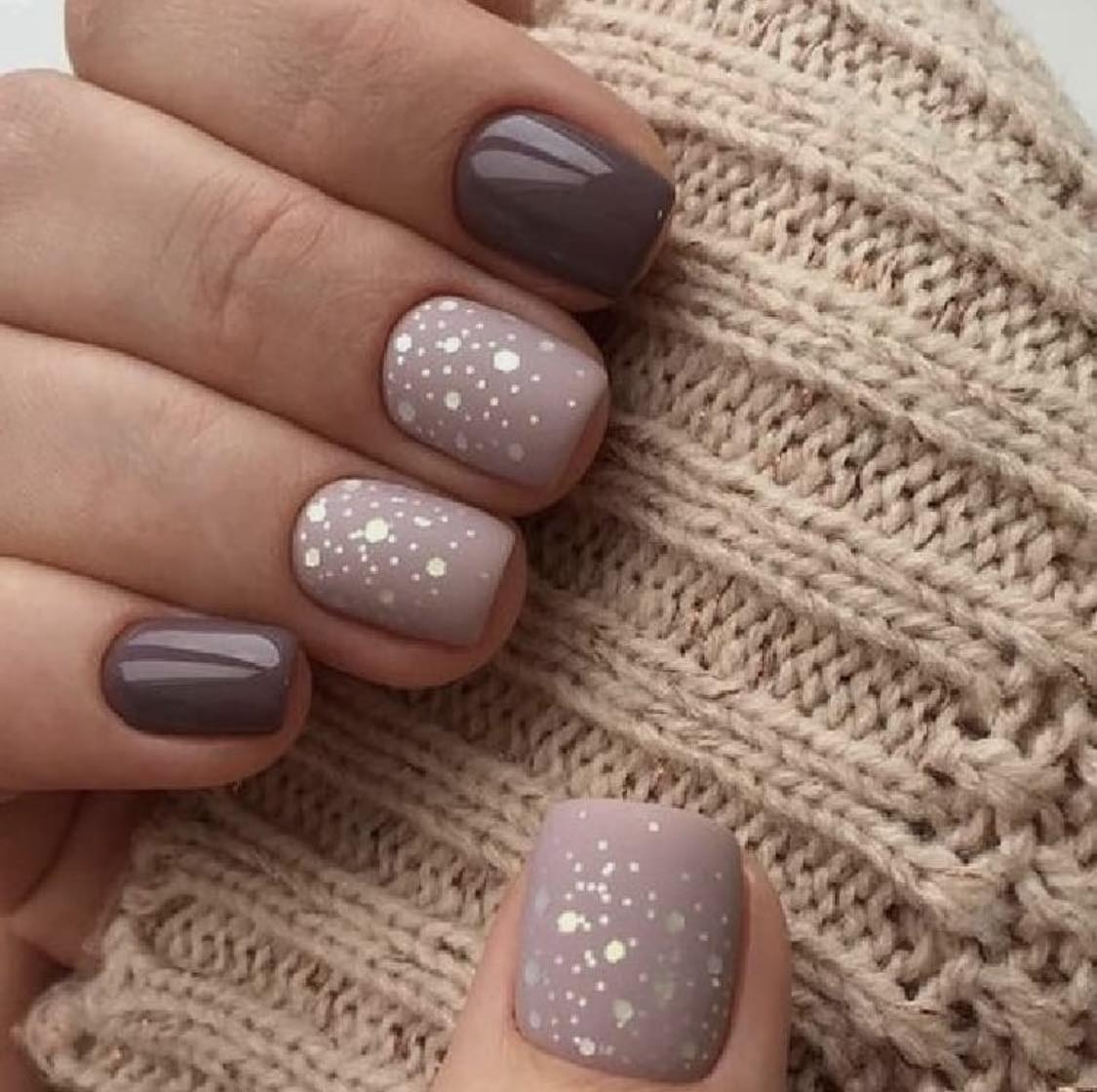 Ongles courts bruns d'hiver