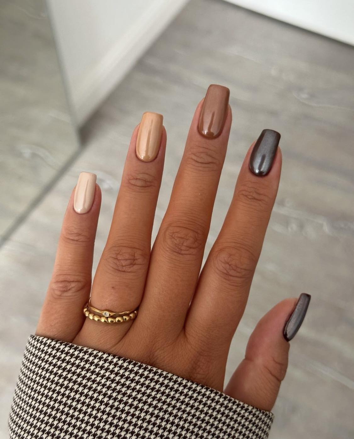 Many-Hued Brown Chrome Nails