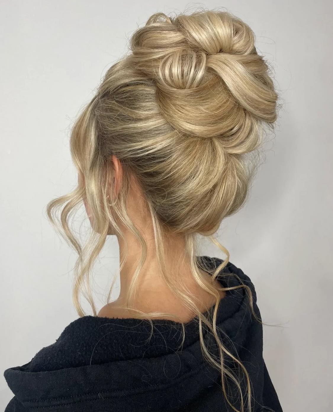 Coiffure avec un chignon désordonné pour le réveillon de la Saint-Sylvestre